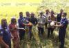 আত্রাইয়ে শ্রমিকদের খাদ্য সামগ্রী দিলেন ওসি