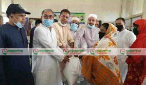 বাগেরহাট পৌরসভার কর্মহীনদের মাঝে খাদ্য সামগ্রী বিতরণ।