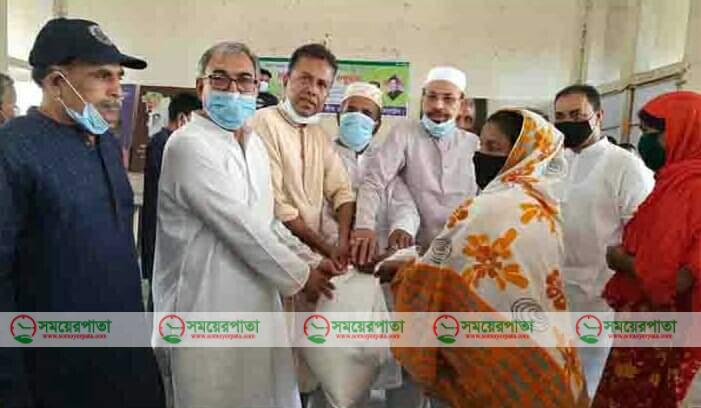 বাগেরহাট পৌরসভার কর্মহীনদের মাঝে  খাদ্য সামগ্রী বিতরণ। 