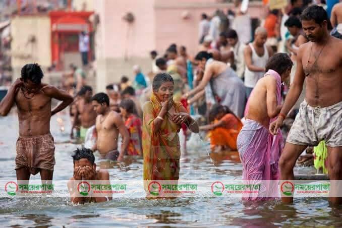 "লকডাউন"অমান্য করে তাহিরপুর জাদুকাটা নদীতে পূণ্যস্নান উদযাপন..!!