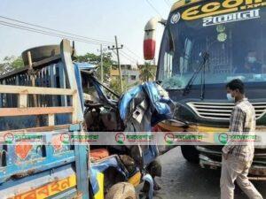 পুলিশের পিকআপ ভ্যানের সঙ্গে