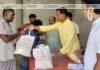 গরীবের ঘরে ঈদ উপহার পৌঁছে দিলেন প্যানেল মেয়র আমজাদ। 