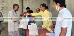 গরীবের ঘরে ঈদ উপহার পৌঁছে দিলেন প্যানেল মেয়র আমজাদ।
