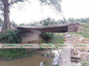 দুইদিকে পাকাঁ রাস্তা মাঝে ঝুকিপূর্ণ পুল