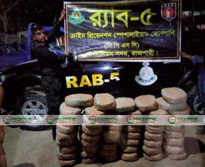 নওগাঁ র‌্যাবের অভিযানে বিপুল পরিমানে গাঁজাসহ ২ জন মাদক ব্যবসায়ী গ্রেফতার। 
