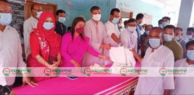 শ্রীপুরে অসহায়দের মাঝে প্রধানমন্ত্রীর উপহার ও সেলাই মেশিন বিতরণ। 