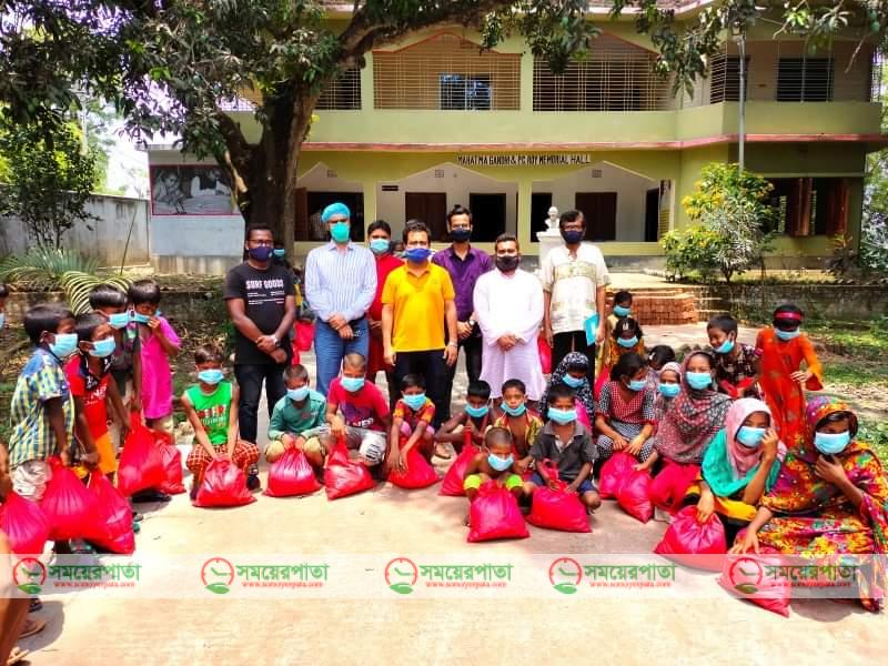 ছায়াপথের উদ্যোগে পথ শিশুদের খাদ্যসামগ্রী প্রদান