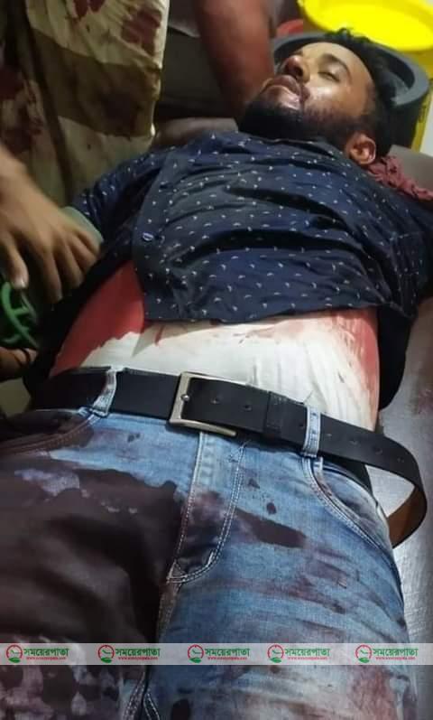 অস্ত্রধারীদের ছোড়া গুলি ও কিরিচের কোপে এক যুবকের মৃত্যু হয়েছে।