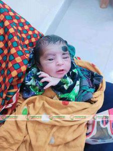 ভুট্টার ক্ষেতে পাওয়া নবজাতকের পাশে দাড়ালেন এক বয়স্ক মহিলা