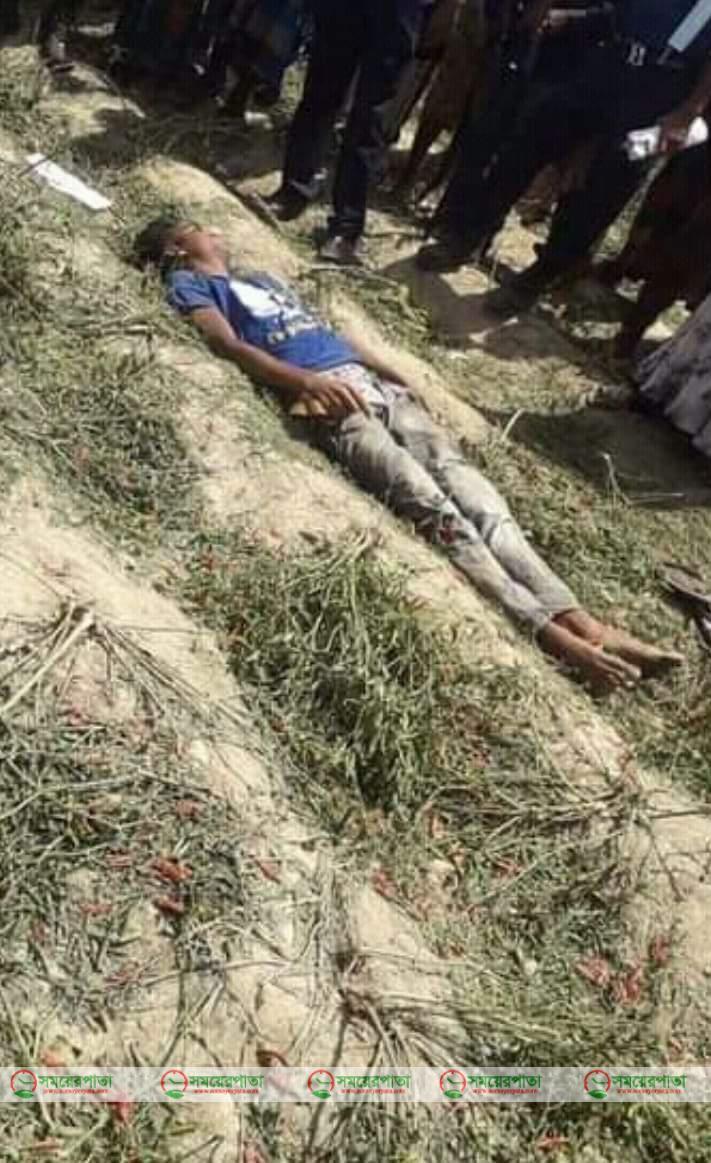 মরি‍চ ক্ষেতে পরে‌‍ আছে যুবকের লাশ।
