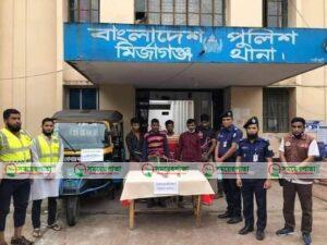 পটুয়াখালীতে মাহিন্দ্রার যাত্রী সেজে ডাকাতির প্রাক্কালে আটক ৫।