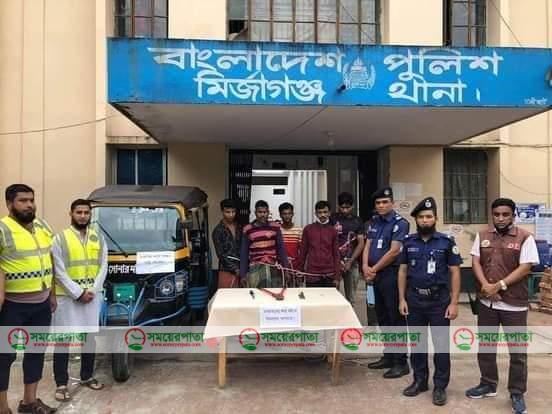 পটুয়াখালীতে মাহিন্দ্রার যাত্রী সেজে ডাকাতির প্রাক্কালে আটক ৫।