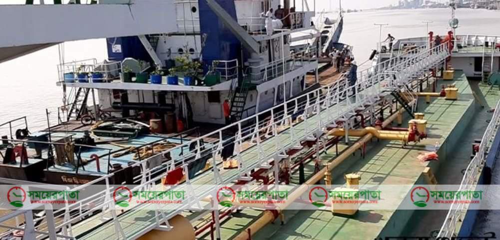 মোংলায় তেলের ট্যাংকারে আগুন, হতাহত ২