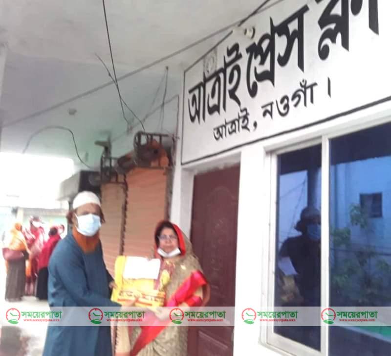 সাংবাদিকদের মাঝে ঈদ উপহার বিতরণ
