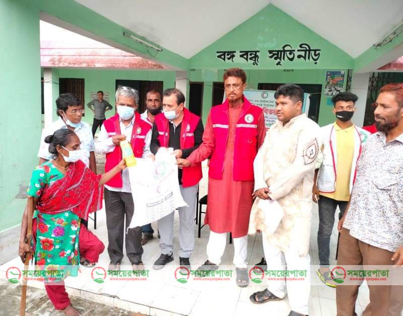 আত্রাইয়ে রেড ক্রিসেন্ট সোসাইটির ত্রাণ বিতরণ