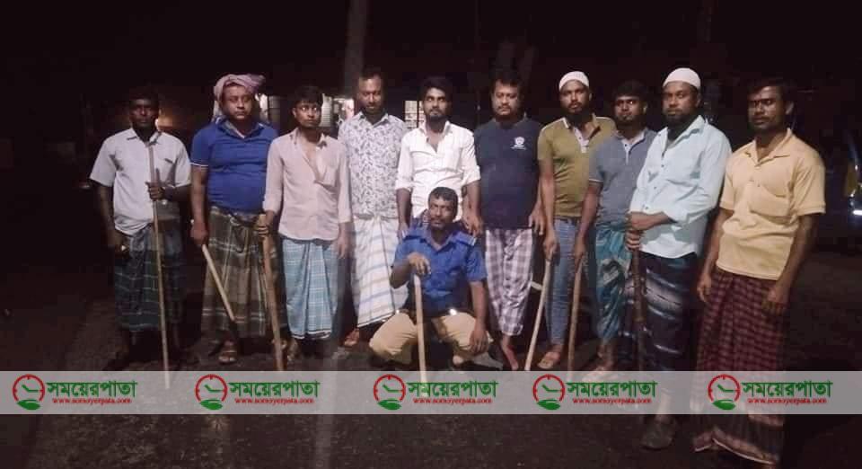 গরু চুরির ঘটনায় অতিষ্ঠ এলাকাবাসী ; নিজ উদ্যোগে হাতে বাঁশি ও লাঠি নিয়ে চলছে পাহাড়া।