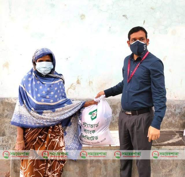 আত্রাইয়ে স্ট্যান্ডার্ড ব্যাংকের খাদ্য সামগ্রী বিতরণ