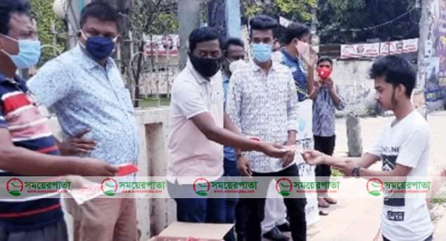 মাগুরায় থিয়েটার ইউনিট কতৃক মাস্ক বিতরন। 