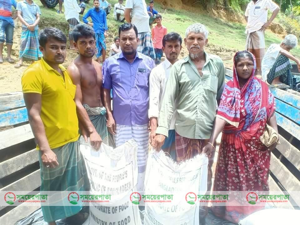 বরকলের ভুষনছড়াতে জেলেদের মাঝে ভিজিএফ চাল বিতরণ করলেন ইউপি চেয়ারম্যান মামুন