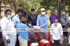 বরকল উপজেলার হরিণাতে অগ্নিদুর্গতগের মাঝে ত্রান বিতরন করলেন সবির কুমার চাকমা