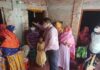 বাবার লাশ পাহারা দেওয়া শিশুর পরিবারকে আর্থিক অনুদান প্রদান