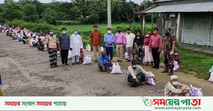 "অসহায়দের মাঝে দুর্গাপুরের ইউএনও"