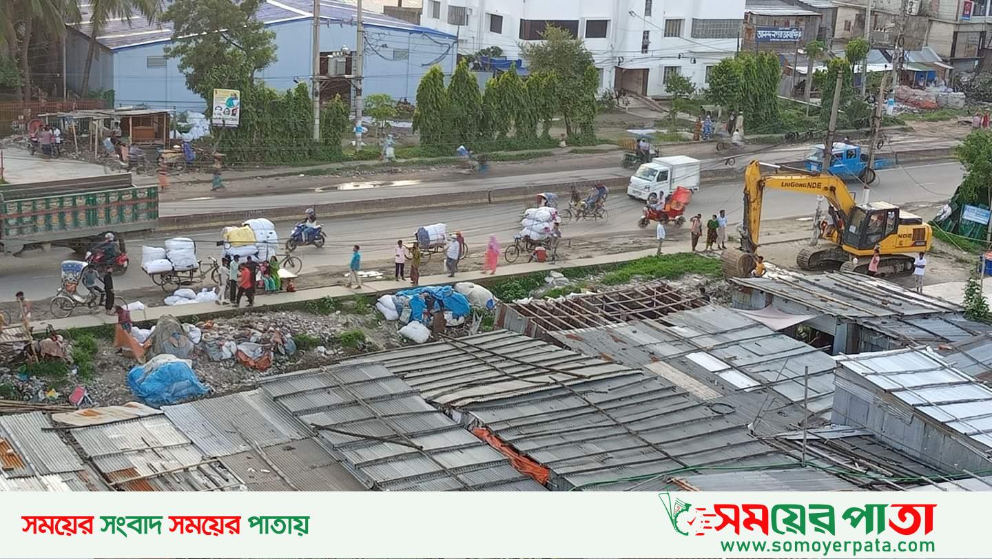 ঢাকা - নারায়ণগঞ্জ লিংক রোডের উচ্ছেদ কাজ চলছে।