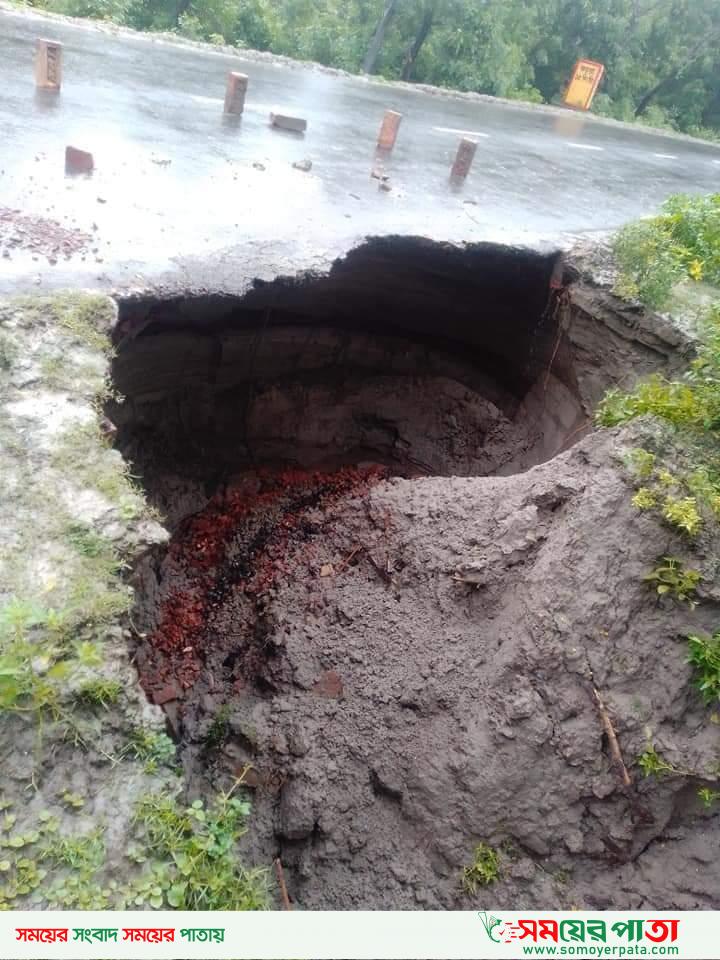 অতিবৃষ্টির কারণে কয়রা উপজেলা সেতু ধ্বংসের সম্মুখীন।