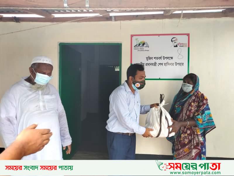 আত্রাইয়ে আহাদের উদ্যোগে ঈদ সামগ্রী বিতরণ