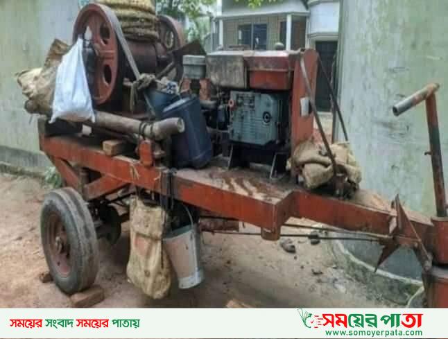খুলনার পাইকগাছায় ইট ভাঙ্গা মেশিন উল্টে শ্রমিকের মৃত্যু