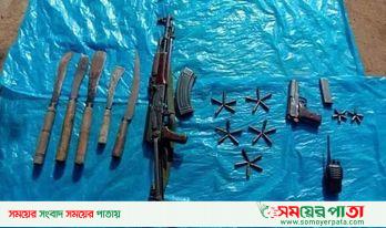 রাঙ্গামাটিতে সেনা অভিযানে বিপুল পরিমান অস্ত্র, গােলাবারুদ ও অন্যান্য সরঞ্জামাদিসহ সন্ত্রাসী আটক