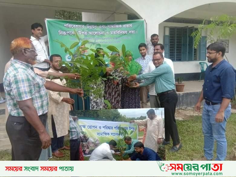 আমজাদ হোসেন আইডিয়াল স্কুল এন্ড কলেজে কম্পিউটার ও গাছের চারা বিতরণ। 