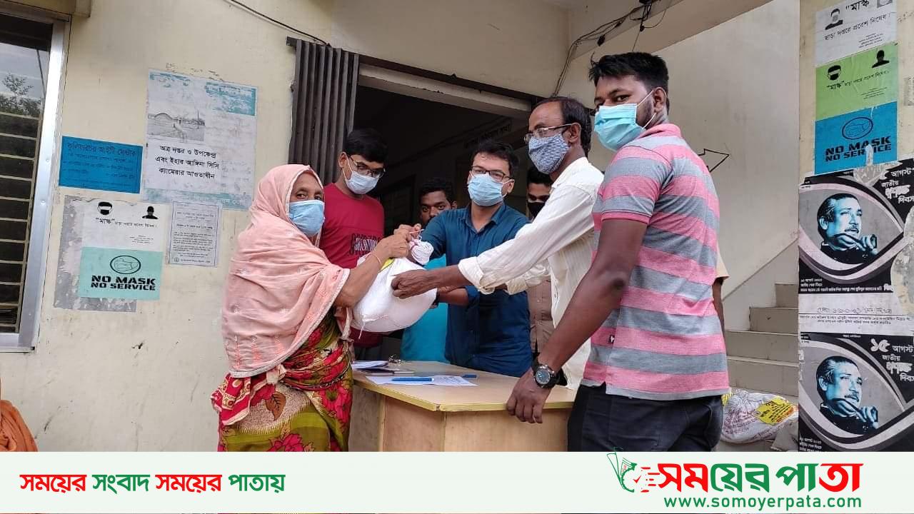 কুলিয়ারচর কিশোরগঞ্জ এ ত্রাণ সামগ্রিক