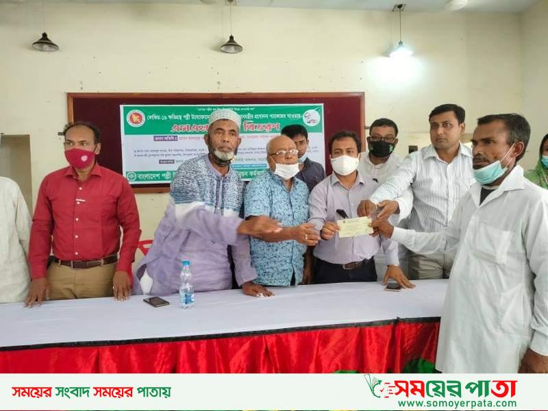 আত্রাইয়ে উদ্যোক্তাদের মাঝে ঋণ বিতরণ