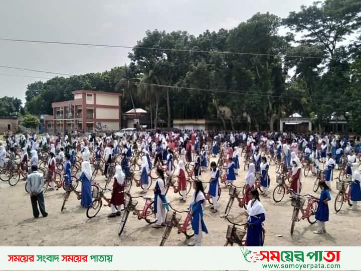 মহম্মদপুরে ছাত্রীদের মাঝে বাইসাইকেল বিতরণ
