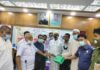 আত্রাইয়ে পল্লী সঞ্চয় ব্যাংকের অক্সিজেন সিলিন্ডার বিতরণ