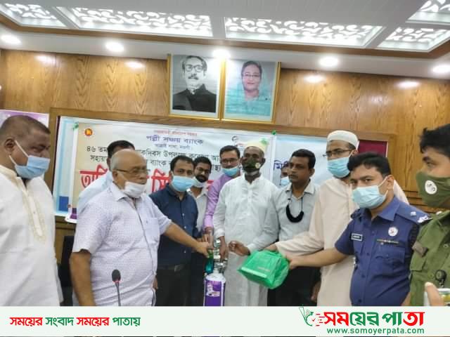 আত্রাইয়ে পল্লী সঞ্চয় ব্যাংকের অক্সিজেন সিলিন্ডার বিতরণ