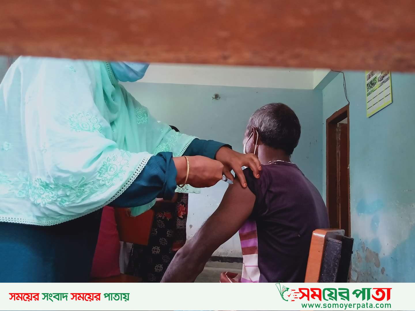 ভাদাই ইউনিয়ন এ সামাজিক দুরুত্বকে তোয়াক্কা করেই চলছে ভ্যাকসিন ক্যাম্পেইন
