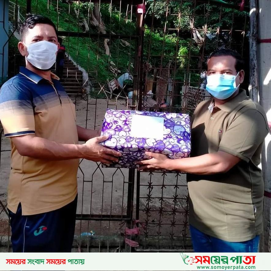 বরকলে থানায় করোনো প্রতিরোধক সামগ্রী দিলেন সাবেক ছাত্রলীগ নেতা দোলন দাস