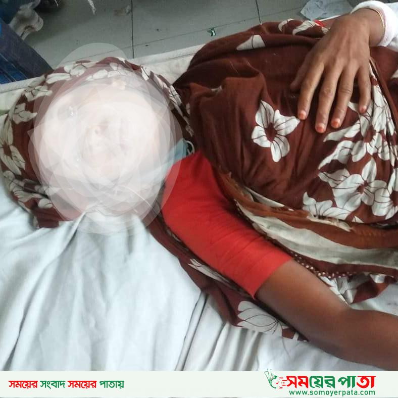 স্বামীর হত্যাকারীদের তান্ডবের ভয়ে আতঙ্কে দিন কাটাচ্ছেন স্ত্রী হাজেরা খাতুন।