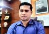 খুলনা র সকল ইউনিয়নে ওয়াটার পয়েন্ট ও উপজেলায় রিজার্ভার স্থাপনের সিদ্ধান্ত মোঃ সজীব রূপসা প্রতিনিধি খুলনা জেলা উন্নয়ন সমন্বয় কমিটির সভা সোমবার সকালে জেলা প্রশাসক মো. মনিরুজ্জামান তালুকদারের সভাপতিত্বে অনলাইনে অনুষ্ঠিত হয়। জনস্বাস্থ্য প্রকৌশল দপ্তরের নির্বাহী প্রকৌশলী মো. আকমল হোসেন জানান, ২০২১-২২ অর্থ বছরে জেলার সকল ইউনিয়নে ২৬টি ওয়াটার পয়েন্ট ও প্রতি উপজেলায় ১৮টি ওয়াটার রিজার্ভার স্থাপন করা হবে। এছাড়া কয়রা, পাইকগাছা ও দাকোপ উপজেলার জন্য রেইন ওয়াটার হার্ভেস্টিং প্রকল্প অনুমোদন হয়েছে। কৃষি সম্প্রসারণ অধিদপ্তরের উপপরিচালক মো. হাফিজুর রহমান বলেন, বিগত জুন মাসের বৃষ্টিতে জেলার নয়শত ৩১ হেক্টর জমির বীজতলা পানিতে ক্ষতিগ্রস্ত হয়েছে। এতে কৃষকের আর্থিক ক্ষতির পরিমাণ নয় কোটি টাকার বেশি। এসময় তিনি বেঁড়িবাধের স্লুইসগেট পরিচালনায় কৃষি দপ্তরকে সংযুক্ত করার অনুরোধ জানান। জেলা সমাজসেবা কার্যালয়ের উপ-পরিচালক খান মোতাহার হোসেন বলেন, খুলনার কয়রা ও দিঘলিয়া উপজেলায় সমাজসেবা দপ্তরের মাধ্যমে বাস্তবায়নাধীন কর্মসূচিতে ভাতা পাওয়ার উপযুক্ত শতভাগ মানুষ ভাতার আওতায় এসেছে। চলমান অর্থ বছরের মধ্যে খুলনার অবশিষ্ট উপজেলাসমূহে এটি বাস্তবায়ন করা হবে। ভাতা পাওয়ার জন্য উপযুক্ত ব্যক্তিদের অনলাইনে আবেদন করতে হবে। জেলা প্রশাসক খুলনার কয়রা উপজেলার দুইটি স্থানে ভেঙ্গে যাওয়া বাঁধ মেরামতের কাজ তদারকির জন্য স্থানীয় প্রশাসনকে নির্দেশ দেন। জেলার সকল দপ্তরের কার্যক্রম গতিশীল ও সমন্বিতভাবে পরিচালনার জন্য দপ্তর প্রধানদের অনুরোধ জানান। তিনি বলেন, খুলনায় করোনা সংক্রমণের হার আগের তুলনায় কমেছে। তা সত্ত্বেও স্বাস্থ্যবিধি পালনের জন্য সচেতনতা বৃদ্ধিমূলক কার্যক্রম চলমান রাখতে হবে। সভায় অতিরিক্ত জেলা প্রশাসক (সার্বিক) মো. ইউসুপ আলী, উপজেলা চেয়ারম্যান, উপজেলা নির্বাহী কর্মকর্তা, সরকারি কর্মকর্তা ও কমিটির সদস্যরা অনলাইনে যুক্ত ছিলেন।