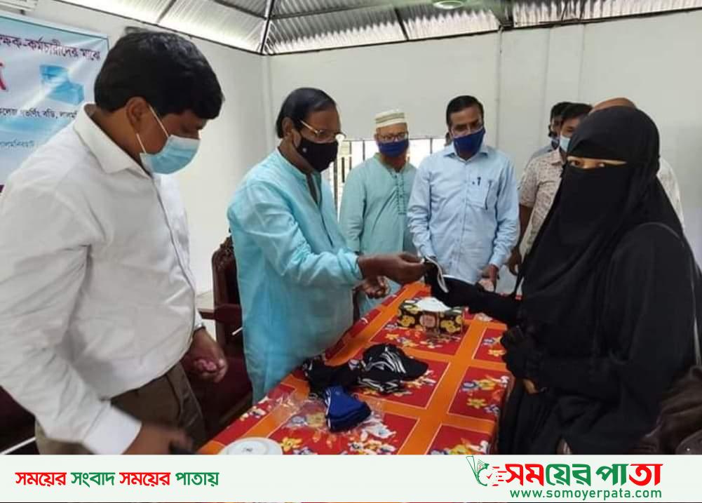 বেগম কারুননেছা ডিগ্রী কলেজের শিক্ষার্থী ও শিক্ষক- কর্মচারীদের মাঝে মাস্ক বিতরণ
