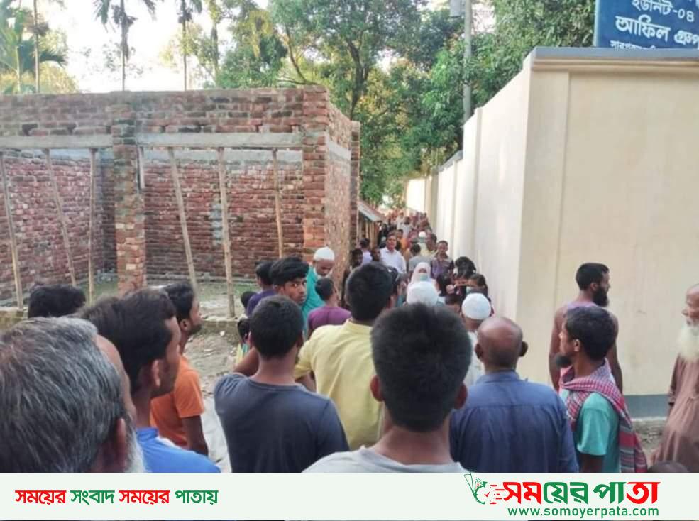 ৬০বছরের পুরাতন রাস্তায় দোকান নির্মান করে চলাচলে বাধা
