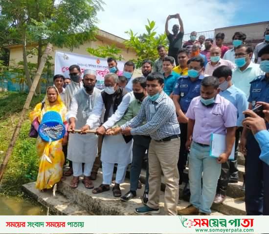 আত্রাইয়ে মাছের পোনা অবমুক্ত
