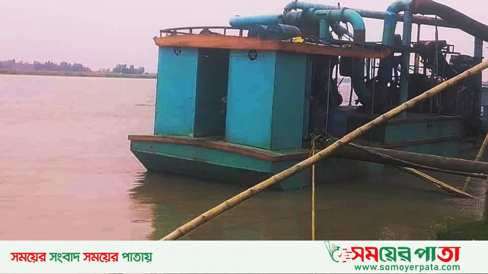 ভোগডাঙ্গায় ধরলা নদীতে ড্রেজার স্থাপন, বালু উত্তোলনের প্রস্তুতি নেয়ার অভিযোগ।