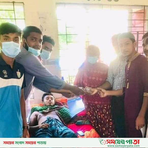 দূর্ঘটনায় হাত হারানো ব্যাক্তির পাশে যুব অধিকার পরিষদ।