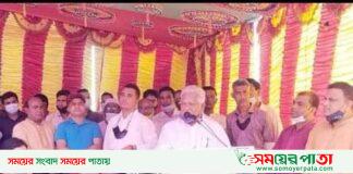 রাজার হাটের ঘড়িয়াল ডাঙ্গায় বন্যা কবলিত এলাকায় ত্রাণ বিতরণ করেছেন ত্রাণ ও দূর্যোগ প্রতিমন্ত্রী 