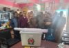 ডুমুরিয়ায় ইউপি নির্বাচনের ১৭দিন পর ভোট কেন্দ্র থেকে ব্যালট বক্স উদ্ধার রাশিদুজ্জামান সরদার ডুমুরিয়া খুলনা প্রতিনিধি খালি ব্যালট বাক্স উদ্ধার করা হয়েছে। খুলনার ডুমুরিয়া উপজেলার রংপুর ইউনিয়নের ৯নং ওয়ার্ডের রামকৃষ্ণপুর সরঃ প্রাথমিক বিদ্যালয়ের অফিস কক্ষ থেকে। গতকাল ব্যালট বাক্সটি উদ্ধার হয়। এ নিয়ে এলাকায় শুরু হয়েছে নানা গুঞ্জন। সংশ্লিষ্ট সূত্রে জানা গেছে, গত ১১ নভেম্বর দ্বিতীয় ধাপে জেলার ডুমুরিয়া উপজেলার ১২নং রংপুর ইউনিয়নে ইউপি নির্বাচন অনুষ্ঠিত হয়।ইউনিয়নের ৯নং রামকৃষ্ণপুর ওয়ার্ডের ভোট গ্রহন অনুষ্ঠিত হয় রামকৃষ্ণপুর সরকারি প্রাথমিক বিদ্যালয় কেন্দ্রে। নির্বাচনের ভোট গ্রহন অনুষ্ঠানের ১৭দিন পর গতকাল স্কুল কর্তৃপক্ষ কক্ষ পরিস্কার করতে যেয়ে অফিস কক্ষ থেকে একটি প্লাষ্টিকের খালি ব্যালট বক্স ও একটি ব্যানার উদ্ধার করে বিষয়টি সংশ্লিষ্ট কর্তৃপক্ষকে অবহিত করেন। খবর পেয়ে নির্বাচনের রিটার্ণিং অফিসার ও উপজেলা সমাজ সেবা কর্মকর্তা সুব্রত বিশ্বাস ও থানা অফিসার ইনচার্জ মোঃ ওবাইদুর রহমান,ভোট কেন্দ্রে দায়ীত্ব পালনকারী প্রিজাইডিং অফিসার আব্দুল গফফার বাওয়ালী স্থানীয় সাধারণ জনগনের উপস্হিতে ব্যালট বাক্সটি উদ্ধার করেন। ভোট গ্রহন অনুষ্ঠানের ১৭দিন পর ব্যালট বক্স উদ্ধারের ঘটনায় এলাকায় চলছে নানা গুঞ্জন। রংপুর ইউনিয়ন আওয়ামী লীগের সাধারণ সম্পাদক আদিত্য মন্ডল অভিযোগ করে বলেন, ‘ওই স্কুল কেন্দ্রের ৬নং বুথে প্রিজাইডিং অফিসার আমাদের নৌকা প্রতিকের প্রার্থীর কোন পোলিং এজেন্টকে বসতে না দিয়ে প্রিজাইডিং অফিসার নিজেই অদৃশ্য কারণে ভোট গ্রহন করেছেন’। এছাড়াও ভোট কেন্দ্র গুলোতে প্রশাসন নৌকার কর্মীদের উপর কড়া নজরদারী করলেও প্রতিদ্বন্দ্বী ‘ঘোড়া’ প্রতিকের কর্মীদের বেলায় ছিলো শৈথল্যতা। বিষটির সুষ্ট তদন্ত দাবী জানিয়েছেন তিনি। অভিযোগের বিষয়ে জানতে চেয়ে কেন্দ্রে দায়ীত্ব পালনকারী প্রিজাইডিং অফিসার ও ডুমুরিয়ার আঠারো মাইল সৈয়েদ ঈসা টেকনিক্যান স্কুল এন্ড কলেজের শিক্ষক আব্দুল গফফার বাওয়ালী’র মোবাইল ফোনে একাধিক বার কল করলেও তিনি ফোন কল রিসিভ করেন নি। ভোট গ্রহনের ১৭ দিন পর ব্যালট বক্স পাওয়ার বিষয়টি কেন গোপন রাখা হয়েছে জানতে চাইলে বিদ্যালয়ের প্রধান শিক্ষক(ভারপ্রাপ্ত) কাদেরুন নেছা জানান, ব্যালট বক্স পাওয়ার বিষয়টি তিনি গত ১৩ তারিখে তার ক্লাসটারের দায়ীত্বরত একজন উপজেলা সহকারি শিক্ষা অফিসারকে অবহিত করেছিলেন। বিষয়টি নির্বাচনের সাথে সম্পৃক্ত কর্মকর্তারা দেখবেন বলে প্রধান শিক্ষককে জানিয়ে ছিলেন ওই শিক্ষা কর্মকর্তা। ব্যালট বক্স উদ্ধারের বিষয়টি নিশ্চিত করে নির্বাচনের রিটার্ণিং অফিসার সুব্রত বিশ্বাস বলেন, প্রত্যেক ভোট কেন্দ্রে বুধ সংখ্যার চেয়ে দু’ একটি ব্যালট বক্স