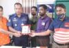 ডুমুরিয়া উপজেলা “নিসচা” শাখার পক্ষ থেকে ডুমুরিয়া থানা অফিসার্স ইনচার্জ ওবাইদুর রহমানকে ক্রেস্ট প্রদান