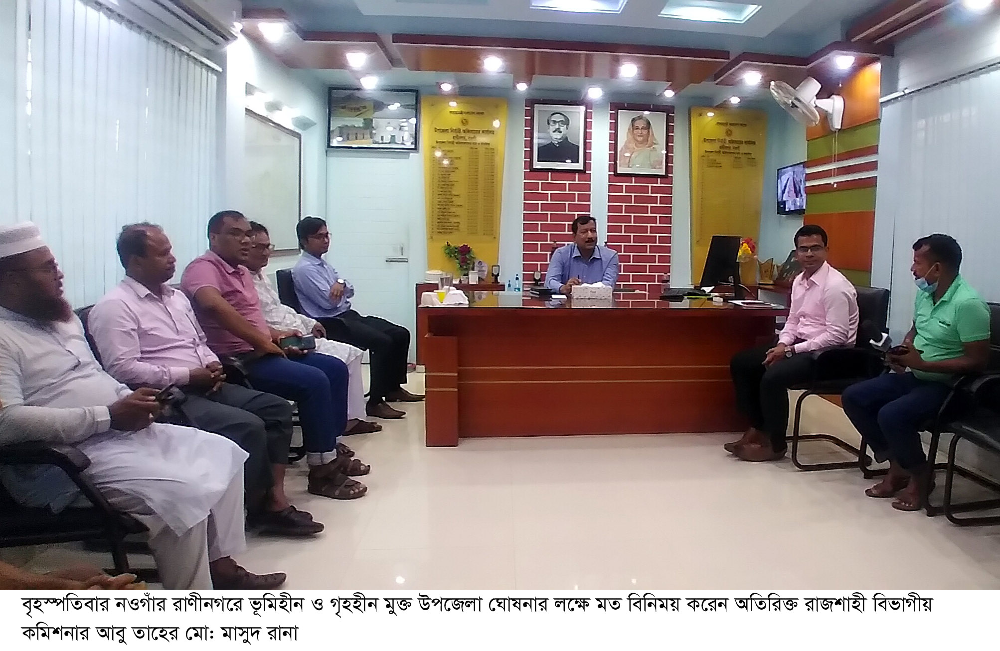রাণীনগরে অতিরিক্ত বিভাগীয় কমিশনারের আশ্রয়ন প্রকল্পের গৃহ পরিদর্শণ